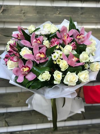 Букет цветов из: Розы и Хризантемы в Губдене