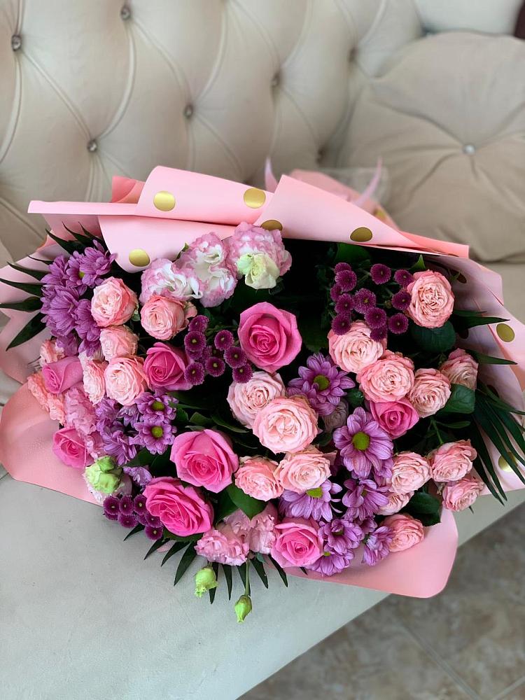 Букет цветов из: Хризантемы, Розы и Лизиантусы в Губдене