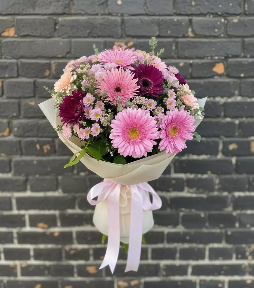 Букет цветов из: Герберы и Хризантемы в Губдене