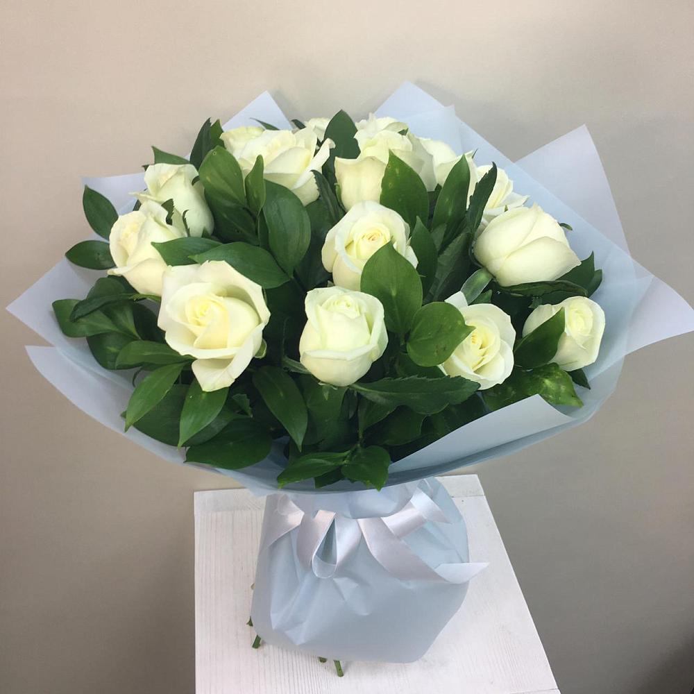 Букет 15 Белых роз Проуд в Губдене