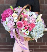 Цветочная композиция из Розы, Хризантемы, Пионы и Лизиантусы в корзине в Губдене