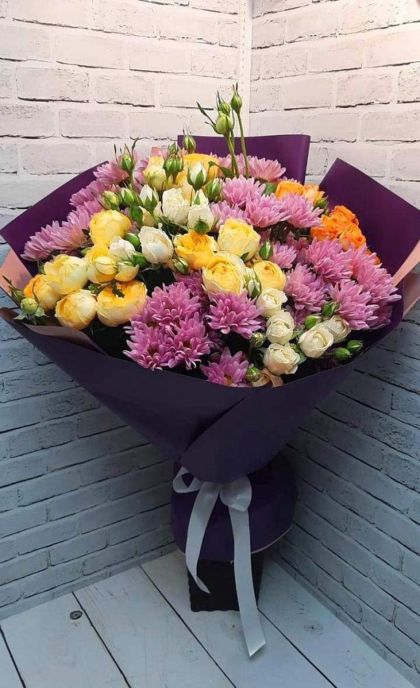Букет цветов из: Хризантемы и Розы в Губдене
