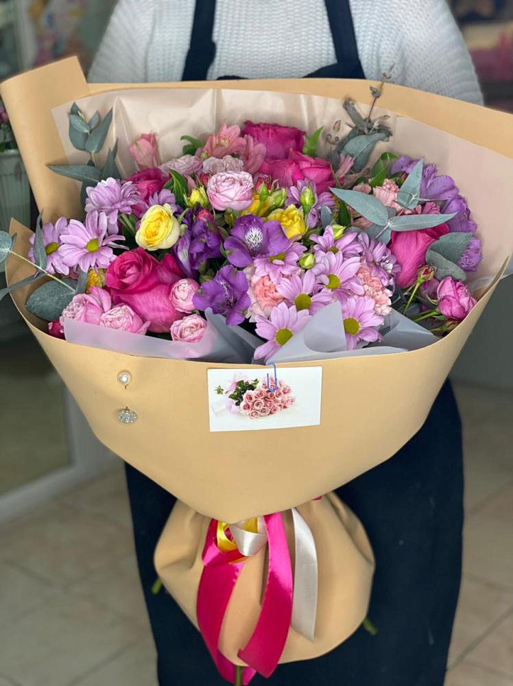 Букет цветов из: Хризантемы, Гвоздики и Альстромерии в Губдене