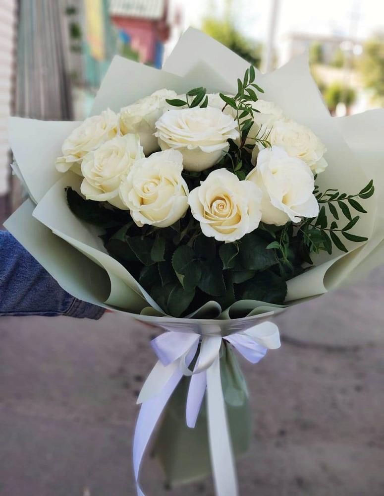 Букет Белые розы Проуд в Губдене