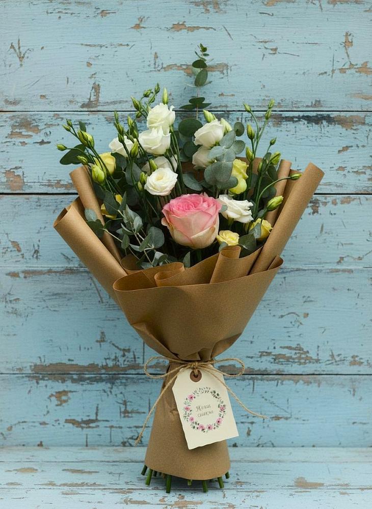 Букет цветов из: Розы и Лизиантусы в Губдене