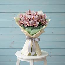 Букет цветов из:  Орхидеи и Розы в Губдене