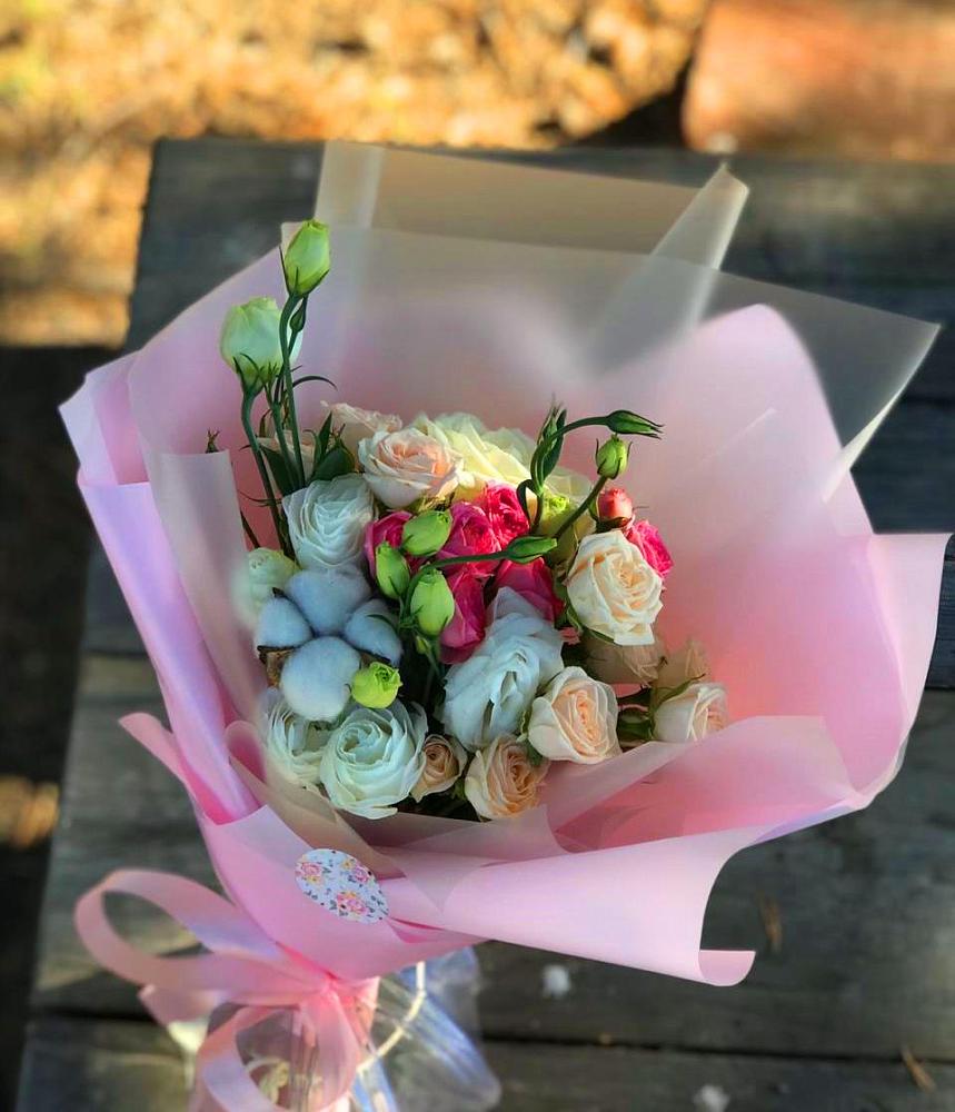 Букет цветов из: Розы и Лизиантусы в Губдене