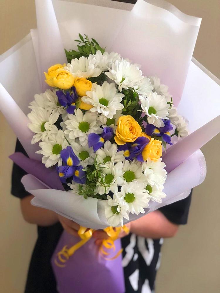 Букет цветов из: Ирисы, Хризантемы и Розы в Губдене