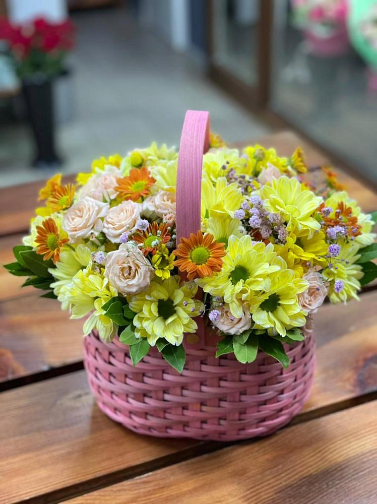 Цветочная композиция из Хризантемы и Розы в корзине в Губдене