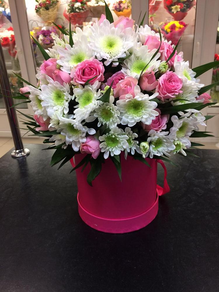 Цветочная композиция из Розы и Хризантемы в шляпной коробке в Губдене