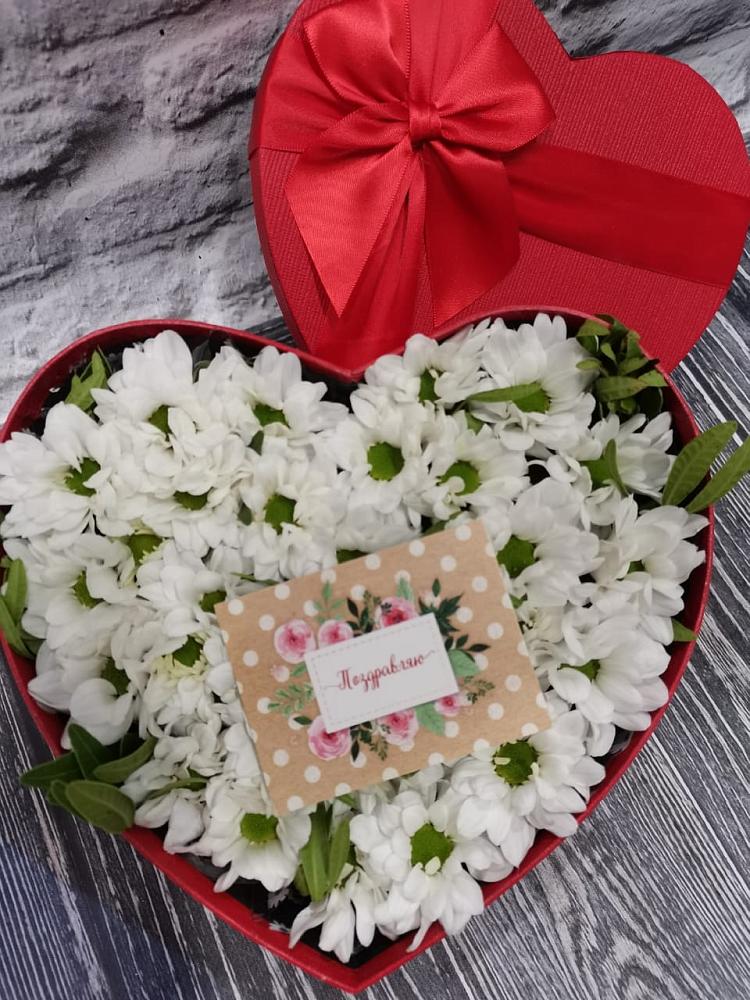 Цветочная композиция из Хризантемы в виде сердца в Губдене