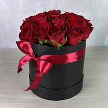Цветочная композиция из Розы в шляпной коробке в Губдене