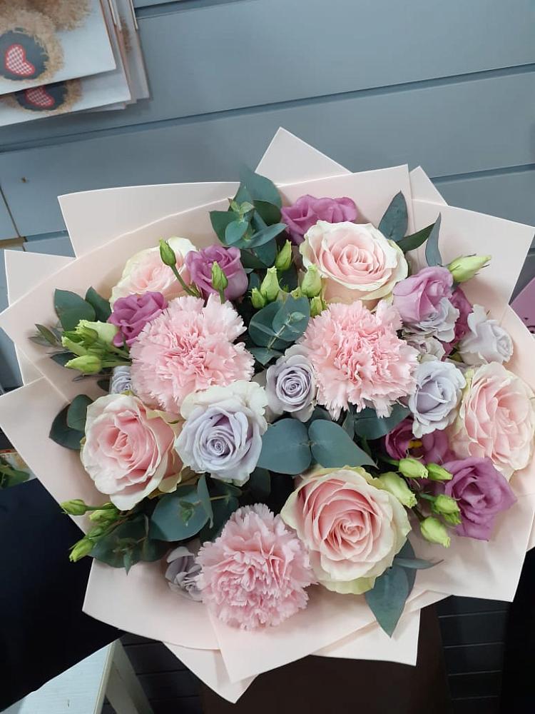 Букет цветов из: Розы, Гвоздики и Лизиантусы в Губдене