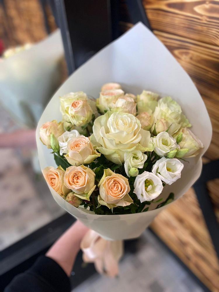 Букет цветов из: Розы и Лизиантусы в Губдене